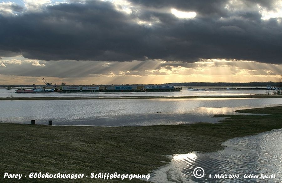 2010_03_04-Parey-Elbe-Hochwasser-Motorschiffe-2010_03_03-001-web.jpg