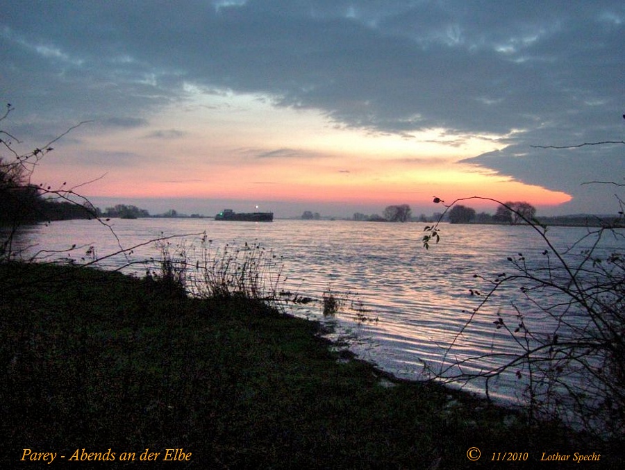 2010_11_20-Parey-Elbe-Motorgueterschiff-abends-2010_11_20.jpg