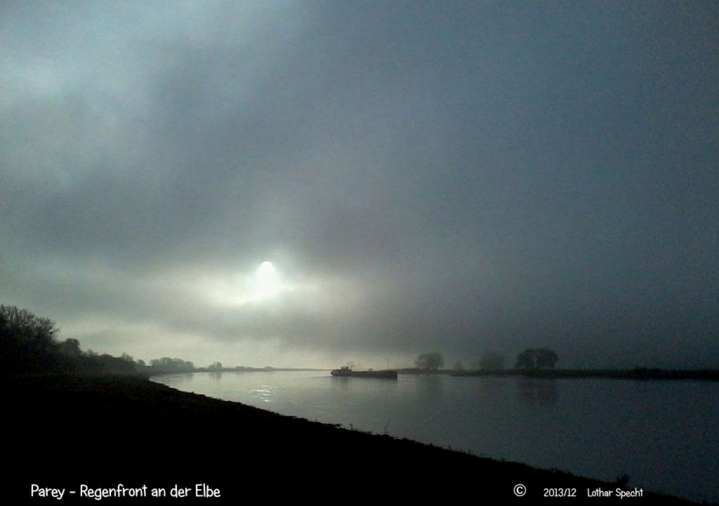 2013_12_09-Parey-Elbe-Schiff-Regenfront.jpg