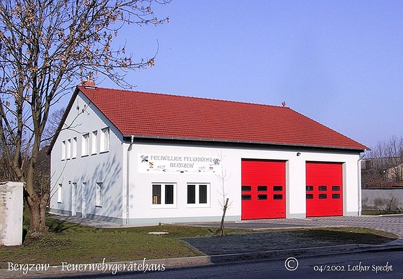 01000-Bergzow-neues_Feuerwehrgeraetehaus-2002_04_02.jpg