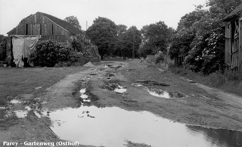 Parey-Gartenweg-Scheune-Schlammweg.jpg