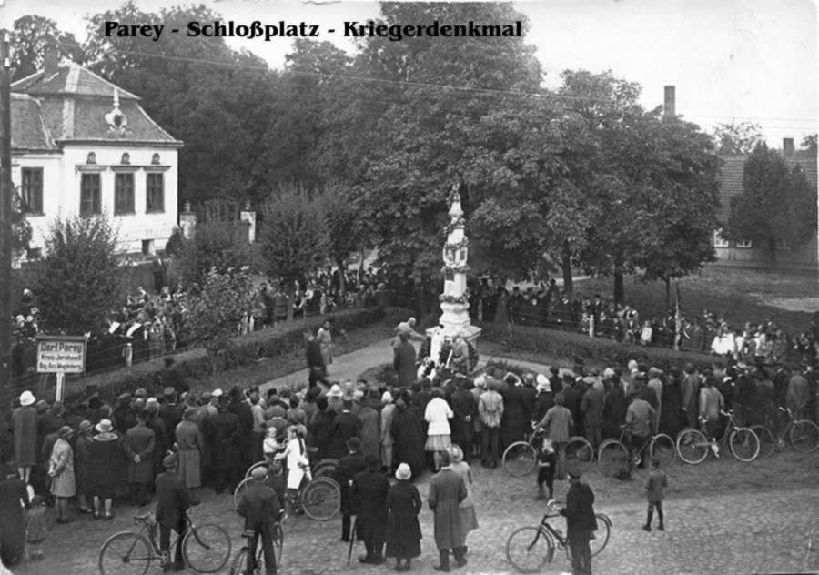 Parey-Schloss_Platz-Kriegerdenkmal-Kranzniederlegung.jpg