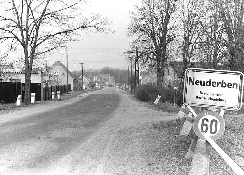 Schuenecke_Monika-Neuderben-Ortseingang-um1985jpg.jpg