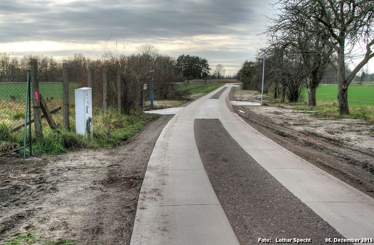 Parey-Siedlungsweg-Deichbaustelle-Schleuse-2015_12_06-002.jpg