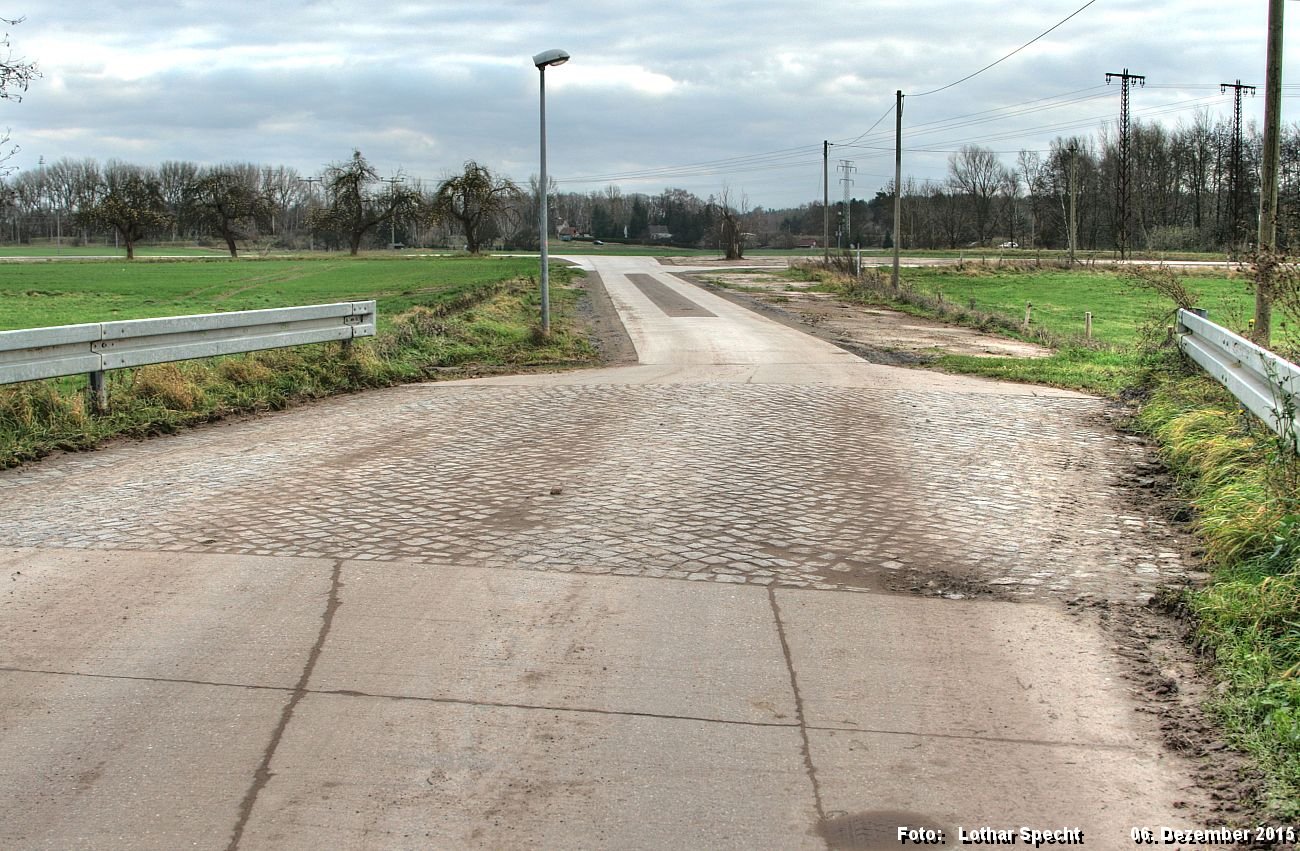Parey-Siedlungsweg-Deichbaustelle-Schleuse-2015_12_06-006.jpg