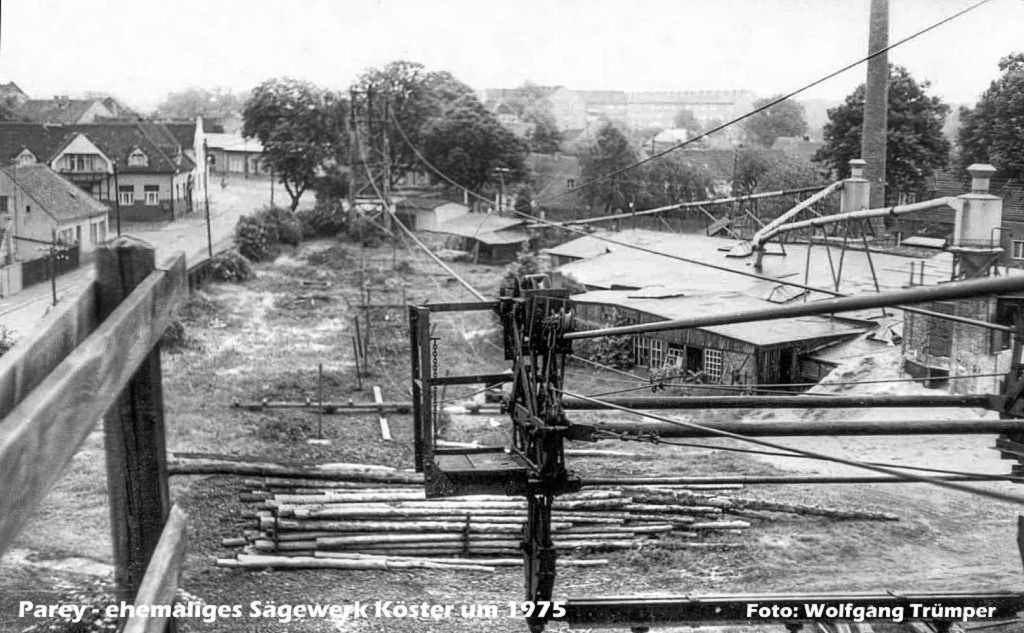 002-Parey-ehem_Saegewerk_Koester-um_1975.jpg - Laufkatze - Mit der Kabelkrananlage wurden die Baumstämme entladen und zur Säge transportiert.
