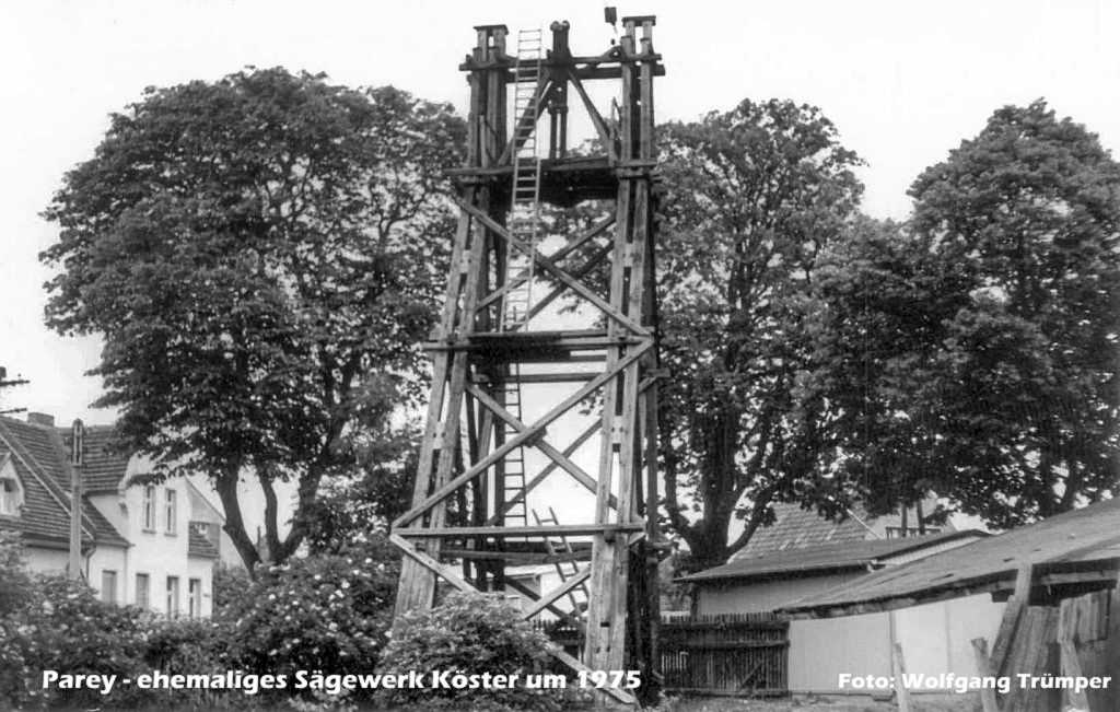 003-Parey-ehem_Saegewerk_Koester-um_1975.jpg - Der östliche Pylon stand damals an der Grundstücksgrenze.