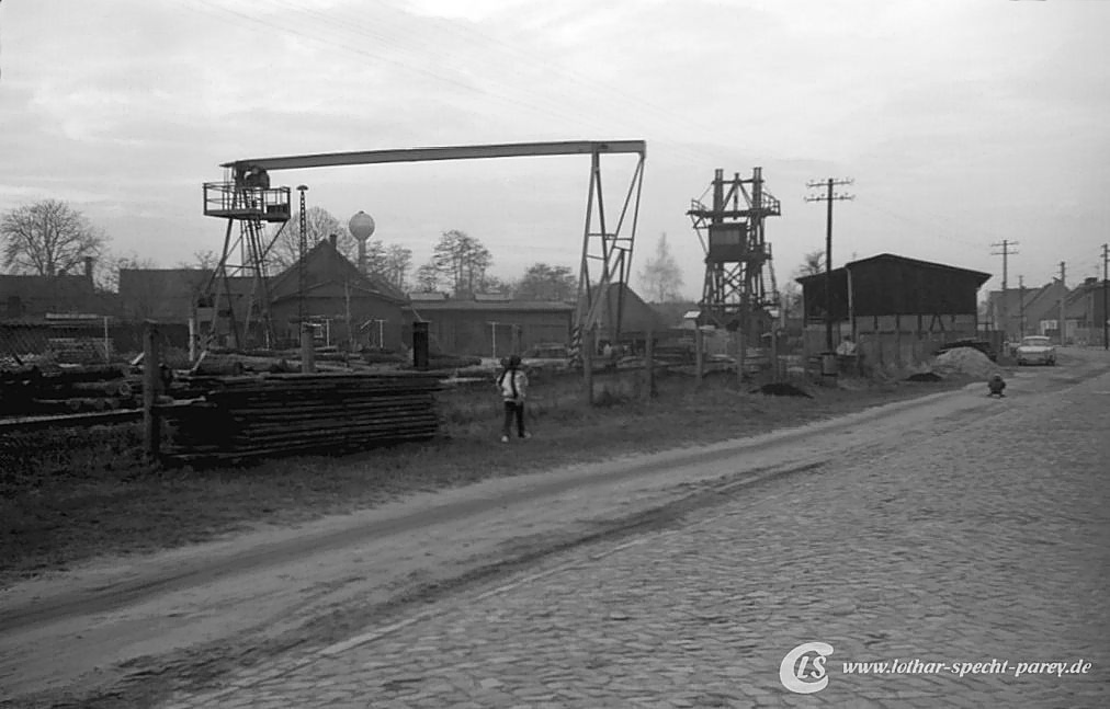 008-Parey-Kabelkrananlage-ehem_Saegewerk_Koester-um1985.jpg - Der Kabelkran wurde stillgelegt und statt dessen ein Bockkran aufgestellt