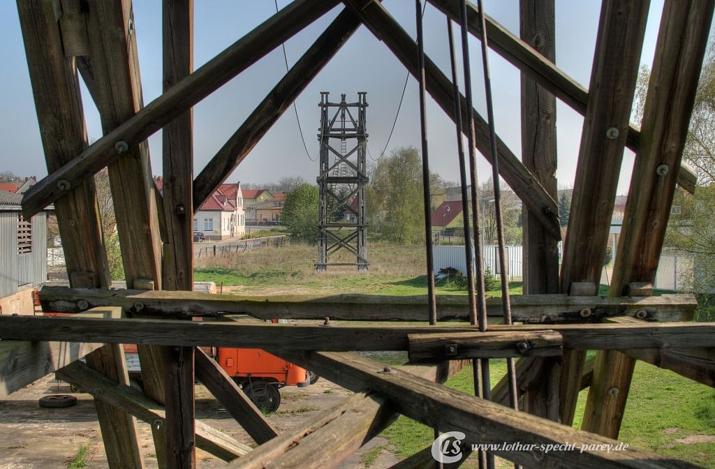 032-Parey-Kabelkrananlage-2010_04_29.jpg - Schaltstangen innerhalb des westlichen Turms