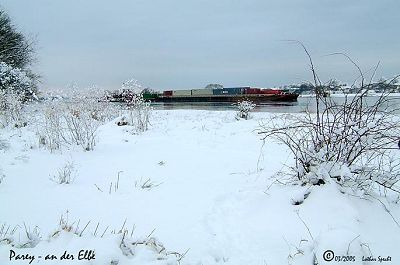 Containerschiff auf der Elbe im Winter
